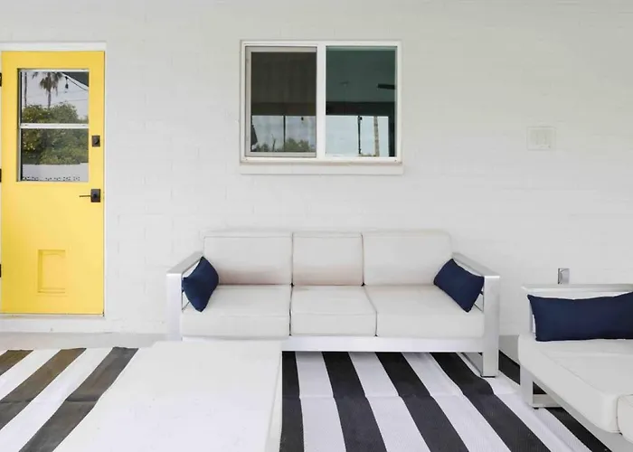 Fun Pool With Outdoor Shower.bar.close To Old Town Holiday home Tempe